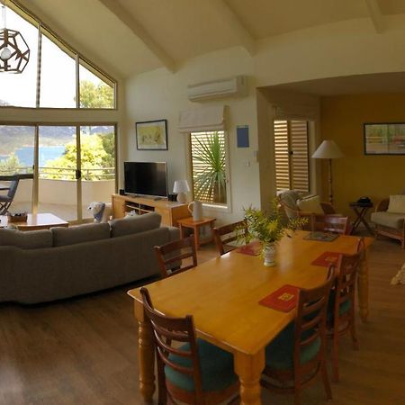 Freycinet Beach House โคลส์เบย์ ภายนอก รูปภาพ